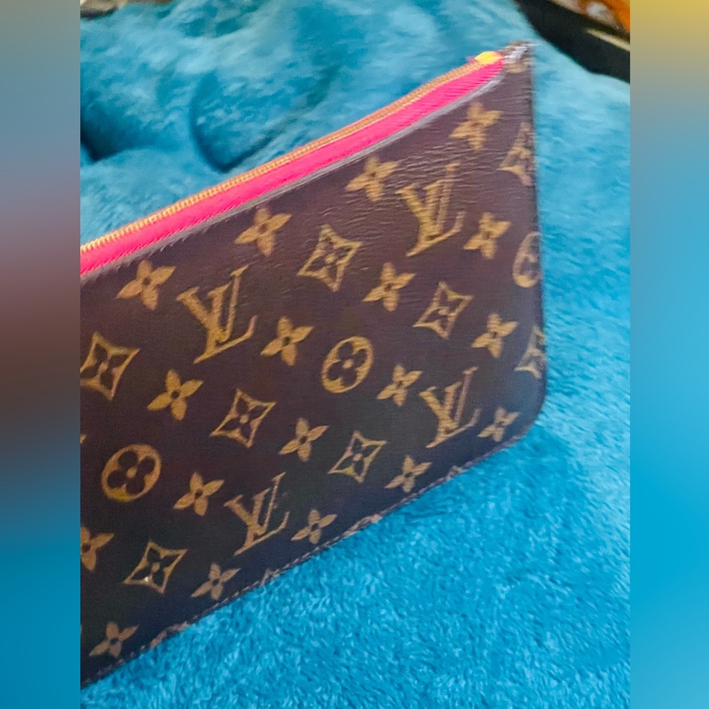 Authentic Louis Vuitton 2018 MM Wristlet